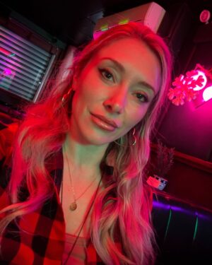 Alexandra Vino Instagram - Kelly the bar manager played by @tastethevino @the_alessandra_williams on set of @higherseries … her heart and talent and mastery are unstoppable!!! 
 
FOLLOW @higherseries to see more.

#actress #bestactress #higherseries #pilot #family