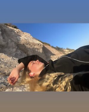 Alexis Knapp Instagram - Dolphin break any time any place … keep it coastal:)🐬 This hippie hair is abouts to goooo say au revoir✌🏼💇‍♀️ next post I need your votes on new lewk por favor👐🏼