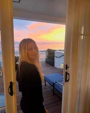 Ali Larter Instagram - 48 hour recharge 🌞 ❤️ 🃏 🌊