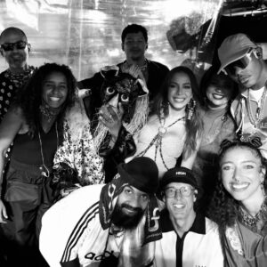 Alice Carvalho Instagram - dando voltas no mundo com @anitta y @baianasystem ontem! 🏴‍☠️🔥 inacreditável mar de gente!

obrigada, @maquinadelouco y meu irmao @russopassapusso pelo constante convite ao frio na barriga! 

styling: @jaiarafonte co @luisa__nascim
acervo: LEOA
camisa q geral perguntou: @demenzclothing 
beleza: @_beberes 
creditos de imagens: @rets_7 @taianamafe @jardelsouza @fernandonaiberg