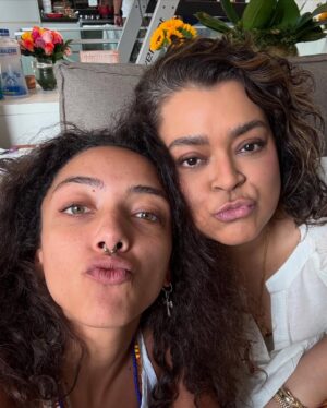 Alice Carvalho Instagram - como fênix, como joana camelo, como @pretagil. 🕊️🤍 

vim visitar e filar a boia de minha amiga querida, leonina do coraçao, q ta mais deslumbrante y odara do que nunca! muita beleza y grandeza, como boa filha de Osun. 🤍