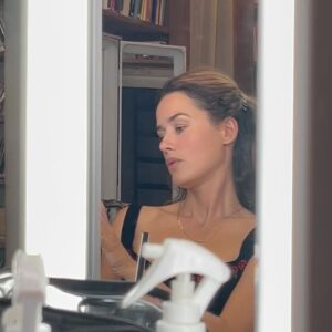 Alice David Instagram - Aujourd’hui c’est le grand retour de @brefserie ou le secret le mieux gardé de l’année. 

1. @tanguymendrisse 
2. Si tu tends l’oreille tu peux entendre ma @stephclochettemakeup qui prépare son coup « voyez » 🥹🩵
3. Le faux et le vrai 
4. @tanguymendrisse 
5. Un réalisateur très à l’aise, l’autre un peu moins @navo_ @kyankhojandi 
6. Qui a deviné ce que chantent @mikealhawi @dedodante ?
6. Guest exceptionnelle 
7. ☔️
8. 🛁
9. Je n’ai jamais été aussi bien gardée, merci Ness 🐑
10. Eux 🫶
11. Drague très lourde, qu’elle ne voit pas car elle est trop focus
12. Le dernier jour très spécial avec une de mes séquences favorites 🥹 @christophe_brachet_ 
13. La photo envoyée à ma mère quand elle me demandait ce que je tournais comme projet. 

C’est une joie immense de retrouver Cette Fille devenue Sarah, et toute cette équipe, 13 ans plus tard. 
Merci @kyankhojandi @navo_  et @harrytordjman pour cette aventure folle depuis tout ce temps ♥️ 

Bref, tout redémarre et c’est sur @disneyplusfr ✨

Joie d’être à vos côtés @baptistelecaplain @berengerekrief @annaapter @dedodante @mikealhawi @laura_felpin @keyvankhojandi @gringe @orelsan @jonathancohens @alexandrekominek @bertrand_usclat @ericlaugerias @ericreynaudfourton @jeanpaulrouve @xavier.lacaille @mariamaa_gueye @aastieroff @marina_comedienne @axelle_bossard @rafcarlito Doria Tillier @freddygladieux @thethomasvdb @marcfraize @camillegiry

#bref2