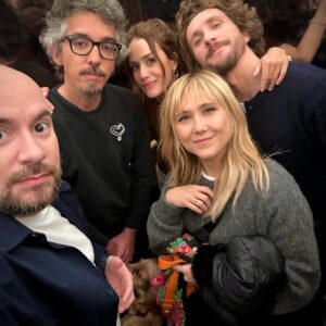 Alice David Instagram - Aujourd’hui c’est le grand retour de @brefserie ou le secret le mieux gardé de l’année. 

1. @tanguymendrisse 
2. Si tu tends l’oreille tu peux entendre ma @stephclochettemakeup qui prépare son coup « voyez » 🥹🩵
3. Le faux et le vrai 
4. @tanguymendrisse 
5. Un réalisateur très à l’aise, l’autre un peu moins @navo_ @kyankhojandi 
6. Qui a deviné ce que chantent @mikealhawi @dedodante ?
6. Guest exceptionnelle 
7. ☔️
8. 🛁
9. Je n’ai jamais été aussi bien gardée, merci Ness 🐑
10. Eux 🫶
11. Drague très lourde, qu’elle ne voit pas car elle est trop focus
12. Le dernier jour très spécial avec une de mes séquences favorites 🥹 @christophe_brachet_ 
13. La photo envoyée à ma mère quand elle me demandait ce que je tournais comme projet. 

C’est une joie immense de retrouver Cette Fille devenue Sarah, et toute cette équipe, 13 ans plus tard. 
Merci @kyankhojandi @navo_  et @harrytordjman pour cette aventure folle depuis tout ce temps ♥️ 

Bref, tout redémarre et c’est sur @disneyplusfr ✨

Joie d’être à vos côtés @baptistelecaplain @berengerekrief @annaapter @dedodante @mikealhawi @laura_felpin @keyvankhojandi @gringe @orelsan @jonathancohens @alexandrekominek @bertrand_usclat @ericlaugerias @ericreynaudfourton @jeanpaulrouve @xavier.lacaille @mariamaa_gueye @aastieroff @marina_comedienne @axelle_bossard @rafcarlito Doria Tillier @freddygladieux @thethomasvdb @marcfraize @camillegiry

#bref2