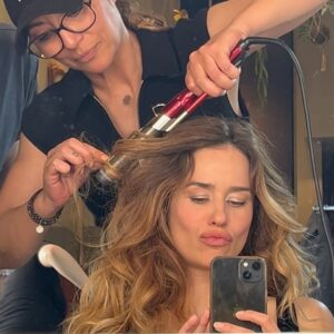 Alice David Instagram - Aujourd’hui c’est le grand retour de @brefserie ou le secret le mieux gardé de l’année. 

1. @tanguymendrisse 
2. Si tu tends l’oreille tu peux entendre ma @stephclochettemakeup qui prépare son coup « voyez » 🥹🩵
3. Le faux et le vrai 
4. @tanguymendrisse 
5. Un réalisateur très à l’aise, l’autre un peu moins @navo_ @kyankhojandi 
6. Qui a deviné ce que chantent @mikealhawi @dedodante ?
6. Guest exceptionnelle 
7. ☔️
8. 🛁
9. Je n’ai jamais été aussi bien gardée, merci Ness 🐑
10. Eux 🫶
11. Drague très lourde, qu’elle ne voit pas car elle est trop focus
12. Le dernier jour très spécial avec une de mes séquences favorites 🥹 @christophe_brachet_ 
13. La photo envoyée à ma mère quand elle me demandait ce que je tournais comme projet. 

C’est une joie immense de retrouver Cette Fille devenue Sarah, et toute cette équipe, 13 ans plus tard. 
Merci @kyankhojandi @navo_  et @harrytordjman pour cette aventure folle depuis tout ce temps ♥️ 

Bref, tout redémarre et c’est sur @disneyplusfr ✨

Joie d’être à vos côtés @baptistelecaplain @berengerekrief @annaapter @dedodante @mikealhawi @laura_felpin @keyvankhojandi @gringe @orelsan @jonathancohens @alexandrekominek @bertrand_usclat @ericlaugerias @ericreynaudfourton @jeanpaulrouve @xavier.lacaille @mariamaa_gueye @aastieroff @marina_comedienne @axelle_bossard @rafcarlito Doria Tillier @freddygladieux @thethomasvdb @marcfraize @camillegiry

#bref2