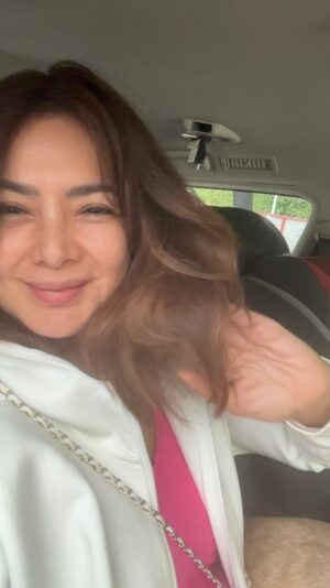Alice Dixson Instagram - The Premiere Hair Treat 
@theblocbyjuniesierraandco 
Super soft & smooth. 
Takes away all the previous gunk and buildup, leaving it naked vulnerable & ready for that new layer of keratin coating ♥️
It was for me ha not for Blondie 😂 hello! 😊