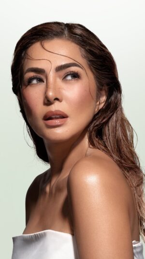 Alice Dixson Instagram - Brows on-fleek, lashes in perfect flick✨ the look that saves you time this summer ☀️

#AliceDixson 
#BrowSculptingByMomoiSupe
#BeautyDefinedByYou
#strokeseyebeautystudio