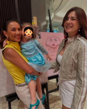 Alice Dixson Instagram - #SepiaSunday 
Have you met Tita Tina? 
For short ah (never mind) 🙊 

If you’ve been following my feed, you’ll know that she’s one of my oldest friends. I first met her at Bb Pilipinas where she was reigning BbPinas Young ‘85. 
Soon after we became friends while @ same modeling agency. 
Here’s our first gig together for So-En “Back-To-School” ads ‘86 

Through the years @tinteen85 & I remain close and support each other through our endeavors who I hope will do more and more paintings this year as a solo visual artist 👩‍🎨 
Here is one of her paintings from the international women’s day #Fearless show…
Watch out for more 😍