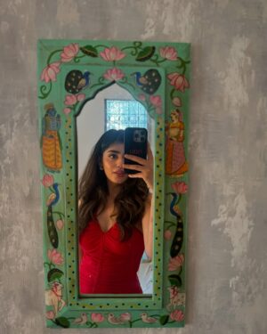 Alisha Chopra Instagram - Always a bit of sweet and spicy🌶️

My obsession with @theindianrug will never go away!!
.
.
.
.
.
.
#carpet #rug #decor #detail #walldecor #wallcarpet #look #sweet #sweetandspicy #red #allred #explore #explorepage #theindianrug