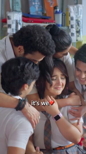 Alisha Parveen Instagram - without School Friends😕v/s with School Friends🎉🫂🥰

#SchoolFriendsSeason3 streaming now for FREE on @amazonmxplayer