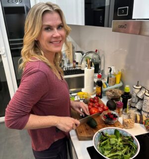 Alison Sweeney Instagram - After a long day on set sometimes I am just craving a big homemade salad. 🥗 There are so many incredible fresh ingredients here in Spain, it’s hard to narrow the choices. The vegetables are amazing but really it’s the delicious ripe fruit that are 🤯. 🍅 🍓 🍊 #yum #setlife 🎥