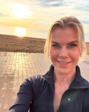 Alison Sweeney Instagram - It was so incredible to start the day on location with this beautiful sunrise. 🌅 #location #setlife #grateful