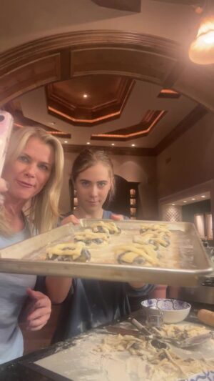 Alison Sweeney Instagram - fun baking with Megan during premiere of Reality Bites#HannahSwensen