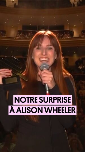 Alison Wheeler Instagram - Alors qu'Alison Wheeler est en spectacle à Nantes, notre reporter Abda déboule sur scène pour lui faire une surprise de la part de Quotidien 🧡