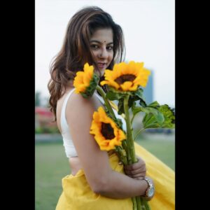 Alivia Sarkar Instagram - তাকেই ভালোবাসব আমি, যতই সে হাত ছাড়ুক— 
কারণ প্রেমে থাকতে আমায় শেখান স্বয়ং শাহরুখ!

- @barish_lyrics