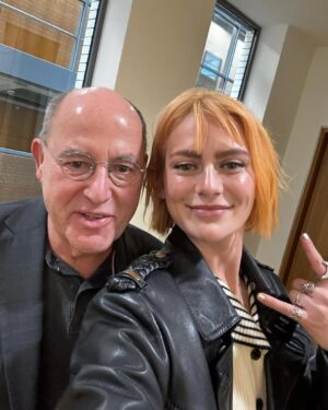 Alli Neumann Instagram - Und wer bekommt eure Rose 🌹💕? 
 
Ich durfte mit dem Rockstar @gregorgysi von dem @rollingstone interviewt werden und freu mich euch das später zu zeigen✨