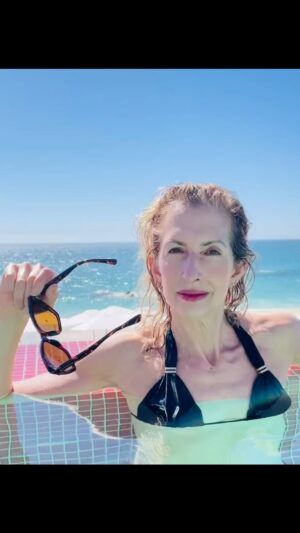 Alysia Reiner Instagram - Walking into the weekend dreaming I’m back at  @velasresorts @grandvelasboutiquehotel with my beloved  @davidalanbasche !! As much as I love being in rehearsal all day every day with @zi.alikhan & @keikothegreen ‘s gorgeous new play… in the hard moments  I dream of being back in the water with the 🐳 & 🐬 

#myvelasexperience #iamamermaid #fridaymotivation #weekendvibes