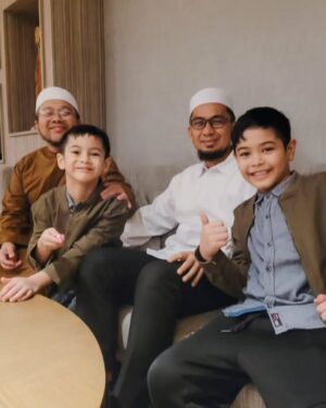 Alyssa Soebandono Instagram - Ma Syaa Allah Tabarakallah bahagianya Rendra dan Malik ketemu Ustadz  @adihidayatofficial, Ustadz @ajobendri, Ustadz @ustadz_ahmadridwan dan Ustadz @oemar_mita. semoga Allah ta'ala selalu memberikan keberkahan untuk guru2 kita semua, Aamiin Ya Rabb
.
#masyaallahtabarakallah