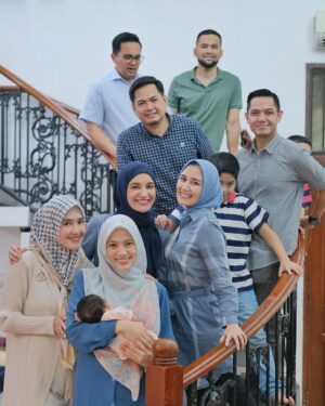 Alyssa Soebandono Instagram - Barakallahufiikum ka @dude2harlino dan @ichasoebandono 
Bismillah Allah taala jadikan aisyah anak salihah 
Yang bisa memberi syafaat untuk kedua orang tua nya kelak disyurga 🤍🤍
Selalu diberi kesehatan ,dan diberi ketakwaan 🤍

Ps ,kali ini jenguk lahiran tapi kaya reunian 😂🤍karena kelamaan gak ketemu 

@teukuwisnu @dine.pearl @tommykurniawann @lisyanurrahmii @sahrulgunawanofficial
