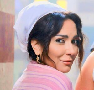 Amal Arafa Instagram - ملكة👑 
وصلت ع حمام السوق ورح تبلش تعمل تريندات وماركيتينغ للحمام طبعاً بدون ما تكون عارفة هي التسميات .. 
بس رح نكتشف انو هدول التعابير اصلاً موجودين من زماااان 😁 
شو بتتوقعو تعمل؟🫶🏻🌹

#أمل_عرفة #مربى_العز #ملكة

إخراج #رشا_شربتجي 
@rasha_hisham_shurbatji 
تأليف #علي_معين_صالح 

تصوير #نبيل_نجم
 
@mbc1 
@shahid.vod 
@eyad_shehab2005
