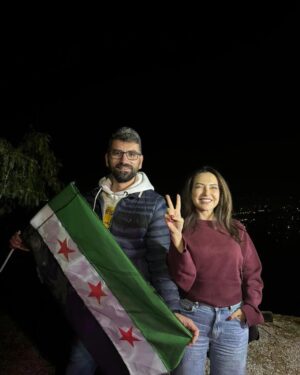Amal Arafa Instagram - كانت صدفة جميلة جمعتني بالفنانة أمل عرفة ، بدأ الحديث بفرحة مني و فرحة منها بسوريا الحرة ، سوريا الجديدة ، و قبل ان ابادر  بالحديث عن عتبي عليها بسبب لوحة ماضية سقطت سهواً من تاريخها الفني العريق ، بادرت هي بتوضيح ما حصل و اسبابه في بيئة القمع في ظل ادارة الساقط ، ورغم كل ذلك و رغم كل الضغوطات و التهديدات الأمنية لكل من كان يعيش تحت حكم المستبد في ذلك الحين، بادرت الاستاذة أمل بالاعتذار علناً و أمام الجميع ، و أوضحت أن ما حصل قد حصل نتيجة عدم المعرفة ببطولات الدفاع المدني أولاً و تحت ضغط الاستبداد ثانياً. 
من يعرفني و يعرف ما مررت به وموقفي شخصياً منذ اليوم الأول للثورة السورية المباركة يعرف تماماً أنني لا و لن أسامح قاتل أخي او مغتصب أختي او من غيبهم في سجون البؤس و الظلام . 
أما الآن فقد حان الوقت لنثبت للجميع أننا لن نتسامح مع المجرم ، و لكن نتسامح مع اخوتنا في الوطن و نمد يدنا لكل من أيدنا في الرأي او خالفنا به ، ففي النهاية هي ثورة الحرية و الكرامة للجميع.  كل الشكر لكِ فنانتنا الجميلة ، كل الشكر لصراحتك و مشاعرك العطرة تجاه هذا البلد الحر ، كل الشكر على مواقفك النبيلة تجاه زملائك مع بداية الثورة السورية المباركة و التي لا يعلم الكثيرون عنها ، كل الشكر لرفضك الاجتماع بقاتل الاطفال عندم سعى الآخرون لذلك! 

كل الاحترام لك و لعائلتك الكريمة. 

عاشت سوريا حرة💚
سقط الأسد ✌️
