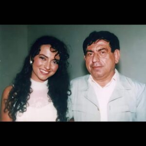Amal Arafa Instagram - صارو ست سنين يا حبيبي ….
لم أعد أذكرك بحزن… كل يوم كل ثانية يمر وجهك على ذاكرتي مبتسماً فأبتسم وكأنك تترك على جبيني قبلة شوق …
أنت يا أبي تحت جلدي ومعي
…….
كل مافي الأمر أن الشوق يحترف الألم في بعض الوحدة ..
الخميس25/05/2017
الخميس25/05/2023
إلى اللقاء يا أبي 🌹