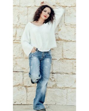 Amal Arafa Instagram - 🌺🤍🌺🤍
مع العين الساحرة
Photography 📸 @davai_davai_davai 
#amalarafa #amal #davaiphotography #davai #photography #photographer #photoshoot #white #jeans #curlyhair #hairystyle #instashoot #instapic #instaphoto #new #photosession #picoftheday #photooftheday #hope #like #love #followers