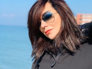 Amal Arafa Instagram - #swipe 👉🏻👉🏻
من تصوير فيلم جديد بعدسة الصديق الفنان أيمن عبد السلام ❤️❤️❤️❤️
#أمل_عرفة #أيمن_عبدالسلام #فيلم #جديد #تصوير #كواليس #تلفزيون #دراما #جديد
#amalarafa #amal #hope #smile #love #new #film #tv #picsoftheday #picsofinstagram #instashoots #instalike #instagood #followers #nature #behindthescenes #photo #capture #winter @amal_arafa @aiman.abdulsalam_