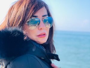 Amal Arafa Instagram - #swipe 👉🏻👉🏻
من تصوير فيلم جديد بعدسة الصديق الفنان أيمن عبد السلام ❤️❤️❤️❤️
#أمل_عرفة #أيمن_عبدالسلام #فيلم #جديد #تصوير #كواليس #تلفزيون #دراما #جديد
#amalarafa #amal #hope #smile #love #new #film #tv #picsoftheday #picsofinstagram #instashoots #instalike #instagood #followers #nature #behindthescenes #photo #capture #winter @amal_arafa @aiman.abdulsalam_