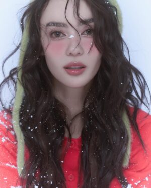 Amanda Obdam Instagram - Merry Christmas 🎄 

Photographer: @23digits_  @twentythreedigits 
Manager @jamemypatiphan 
Makeup: @dreamm.makeup 
Hairstylist @prawantohair 
Stylist: @priimper.pnm 
Asst photographer: @jaikla88
Outfit : @quince.bkk @rentalbybkk

#23digitsphotos