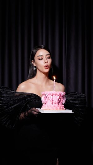 Amanda Obdam Instagram - Birthday girl 🎂🎀

Creative @tinnabhat 
Videographer @beerthapat 
Makeup @hhmtro 
Hair @spophair 
Cake and bakery items @artz 
Outfits @giftratree_studio 
Studio and photographer @peerawat.production 
Special thanks @punika_polfah @aeypitchaya 
Manager @jamemypatiphan