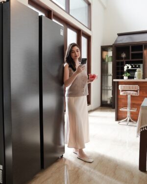 Amanda Rigby Instagram - Ramadan is approaching with a full schedule ahead and I will be busy hosting Sahur TV show every day. To fulfill my nutrition during my productive day, cooking is a great choice. But sometimes my schedule gets full to have a cook every day! 

But no worries! Semenjak aku punya Kulkas Pintar Bespoke AI dari Samsung, urusan dapur jadi lebih mudah karena bisa cek isi kulkas sampai atur suhunya dari lokasi syuting cukup pakai aplikasi SmartThings di smartphone!

Bingung masak apa? AI Recipe di Food List siap kasih inspirasi dari bahan yang ada. Smart banget kan? 💞
Mau punya kulkas secanggih ini juga? Yuk, cek samsung.com/id atau datang ke toko elektronik terdekat! ✨

#KulkasPintarBESPOKEAI #KulkasPintarByYourSide #BESPOKEAI