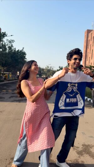 Amandeep Sidhu Instagram - Of course I had to do my signature prank with @aebyborntoshine 😂
Is he really this smart? 🤔 
Yours Pumma and Noor 🌸
Catch us soon on @dreamiyatadramaa 
Subscribe kiya na?
@sargunmehta @ravidubey2312 
.
.
.
#amandeepsidhu #abhishekkumar #punoor #tujhsehaiashiqui #toodles