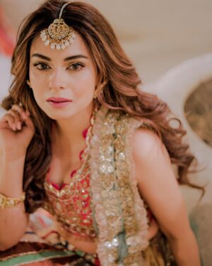 Amar Khan Instagram - December calls for Sherry ki Shaadi 💕💃🌟
..
Designer @aneekaruknuddinofficial 
Hair n makeup @nabila_salon @thisis_umar_mua @ajay_stylist 
Photographer @rehanmithanii 
Jewellery @thetraditionaljewellery @ebrahimjaliawala