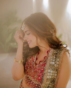 Amar Khan Instagram - December calls for Sherry ki Shaadi 💕💃🌟
..
Designer @aneekaruknuddinofficial 
Hair n makeup @nabila_salon @thisis_umar_mua @ajay_stylist 
Photographer @rehanmithanii 
Jewellery @thetraditionaljewellery @ebrahimjaliawala