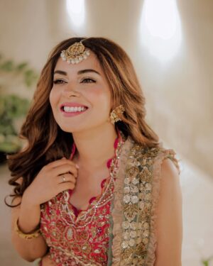 Amar Khan Instagram - December calls for Sherry ki Shaadi 💕💃🌟
..
Designer @aneekaruknuddinofficial 
Hair n makeup @nabila_salon @thisis_umar_mua @ajay_stylist 
Photographer @rehanmithanii 
Jewellery @thetraditionaljewellery @ebrahimjaliawala