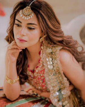Amar Khan Instagram - December calls for Sherry ki Shaadi 💕💃🌟
..
Designer @aneekaruknuddinofficial 
Hair n makeup @nabila_salon @thisis_umar_mua @ajay_stylist 
Photographer @rehanmithanii 
Jewellery @thetraditionaljewellery @ebrahimjaliawala