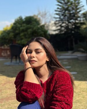 Amar Khan Instagram - Sunday and work call is not a nice vibe..but will click shinniest photos to look happy for gram 🥱💕☀️☕️🎬 
 #happysunday