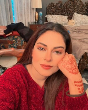 Amar Khan Instagram - Sunday and work call is not a nice vibe..but will click shinniest photos to look happy for gram 🥱💕☀️☕️🎬 
 #happysunday