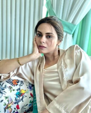 Amar Khan Instagram - مجھے تم نظر سے گرا تو رہے ہو 🩷🔥
How is Daniya coming along ?? 
#sunnmeredil 

💄 @imranaslammua 
👗 @shop.larosapk