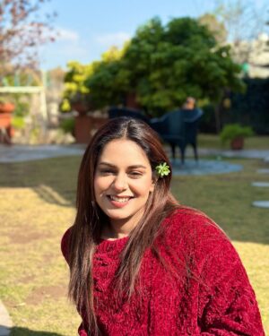Amar Khan Instagram - Sunday and work call is not a nice vibe..but will click shinniest photos to look happy for gram 🥱💕☀️☕️🎬 
 #happysunday