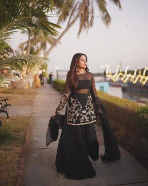Amar Khan Instagram - Seasons hot pick :Kala Jora and some Gold 🤎🤎❤️‍🔥🎶🔥
..
Designer @mihhaofficial 
Jewellery @alijaverijewelers 
Mua @nabila_salon 
📸 @abdulsamadzia @burhanpal