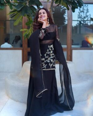 Amar Khan Instagram - Seasons hot pick :Kala Jora and some Gold 🤎🤎❤️‍🔥🎶🔥
..
Designer @mihhaofficial 
Jewellery @alijaverijewelers 
Mua @nabila_salon 
📸 @abdulsamadzia @burhanpal