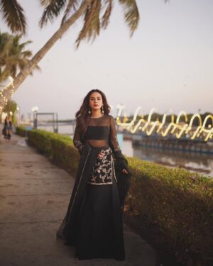 Amar Khan Instagram - Seasons hot pick :Kala Jora and some Gold 🤎🤎❤️‍🔥🎶🔥
..
Designer @mihhaofficial 
Jewellery @alijaverijewelers 
Mua @nabila_salon 
📸 @abdulsamadzia @burhanpal
