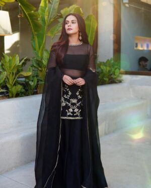 Amar Khan Instagram - Seasons hot pick :Kala Jora and some Gold 🤎🤎❤️‍🔥🎶🔥
..
Designer @mihhaofficial 
Jewellery @alijaverijewelers 
Mua @nabila_salon 
📸 @abdulsamadzia @burhanpal