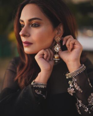 Amar Khan Instagram - Seasons hot pick :Kala Jora and some Gold 🤎🤎❤️‍🔥🎶🔥
..
Designer @mihhaofficial 
Jewellery @alijaverijewelers 
Mua @nabila_salon 
📸 @abdulsamadzia @burhanpal