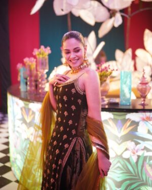 Amar Khan Instagram - A spark neglected makes a mighty fire❤️‍🔥🤎🔥✨
..
Outfit @mihhaofficial 
Makeup n hair my jannuest @iambabarzaheer 
Jewellery @alijaverijewelers 
Photography @wedding.wizards @abdulsamadzia