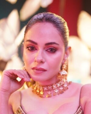 Amar Khan Instagram - A spark neglected makes a mighty fire❤️‍🔥🤎🔥✨
..
Outfit @mihhaofficial 
Makeup n hair my jannuest @iambabarzaheer 
Jewellery @alijaverijewelers 
Photography @wedding.wizards @abdulsamadzia