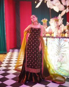 Actress Amar Khan HD Photos and Wallpapers January 2025