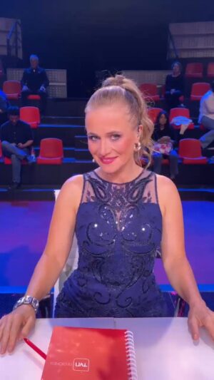 Amaya Forch Instagram - Ya estamos de vuelta con Mi Nombre Es de TVN.
Video y maquillaje : @amarantamakilla 
Vestido: @vestidosunique 
Pelo: @sotelo_elizabeth_