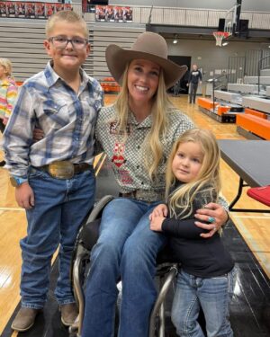Amberley Snyder Instagram - 🎤 Just some speaking pics with cool people 🎤

#amberleysnyder #walkriderodeo #motivationalspeaker 
❤️ @purinaperformancehorse 
❤️ @cinchjeans 
❤️ @redmondequine 
❤️ @officialharttrailer
❤️ @signaturequarters 
❤️ @_classicequine 
❤️ @bemerhorseset 
❤️ @summit_animalhealth 
❤️ Mccollee land & Livestock 
❤️ @farnamhorse / @purishield 
❤️ southvalleyequinehospital
❤️ @americanhatco 
❤️ @montana.silversmiths
❤️ @silverliningherbs 
❤️ @equstreamz